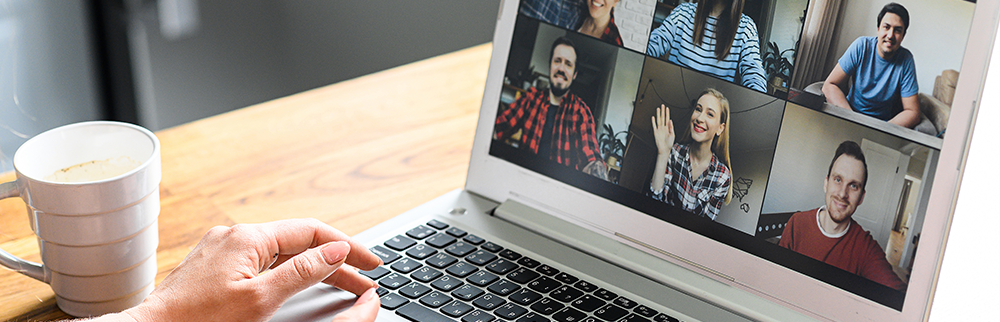 Geöffneter Laptop mit Video-Konferenz