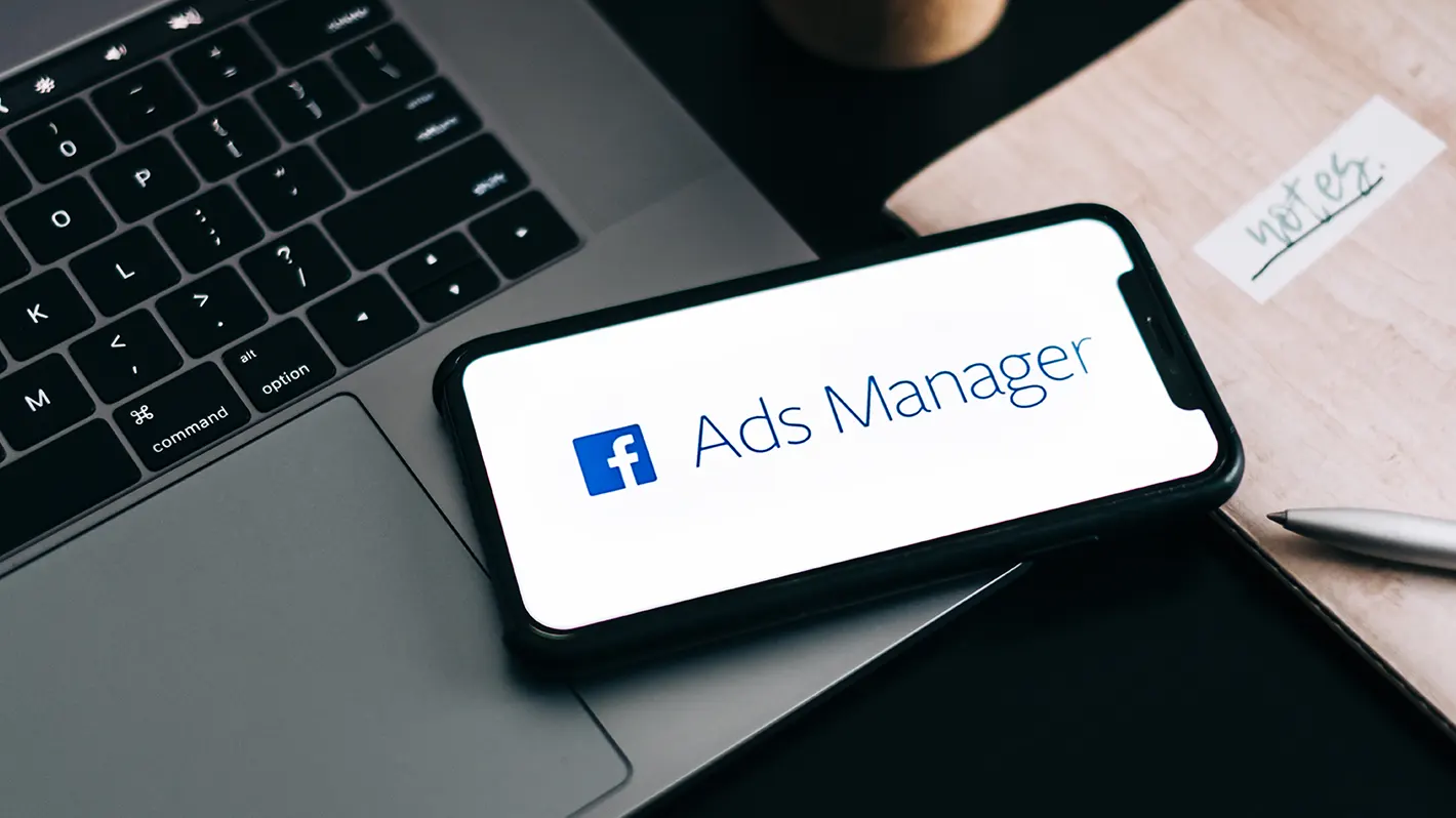 Facebook Werbeanzeigenmanager Ad Manager Smartphone auf Laptop