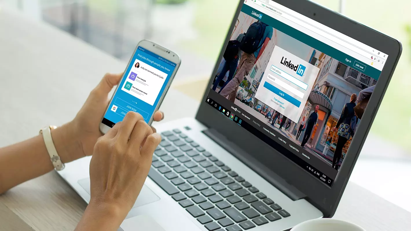 Geöffnete LinkedIn App auf dem Laptop und auf dem Handy sichtbar