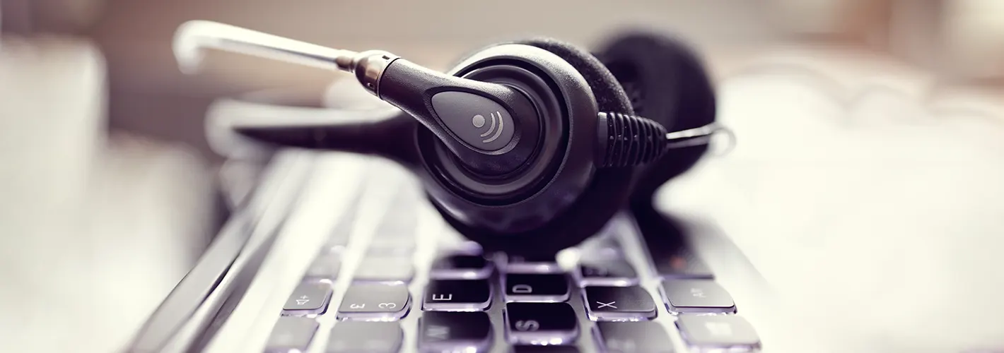 Jobangebot: Kundenservice, Headset liegt auf Tastatur