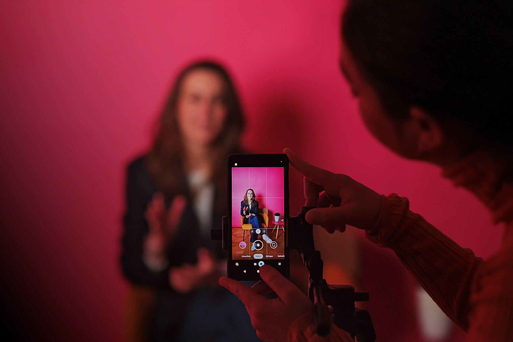 Handyaufnahme von eienr Frau im Studio. 