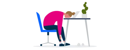 Zoom Fatigue: müde Person vor Schreibtisch, Kopf auf Tischplatte