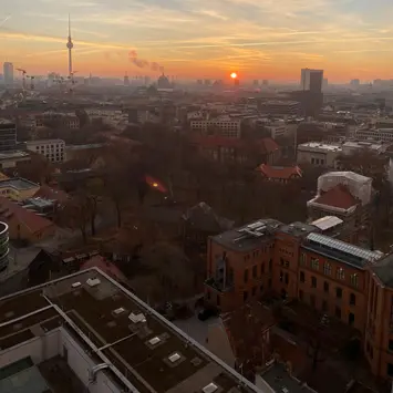 Blick von der Charite auf das Gebäude der Universum AG