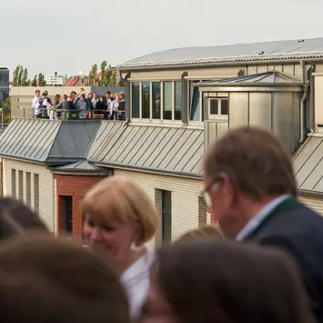 Menschen bei einer Veranstaltung auf der Dachterrasse