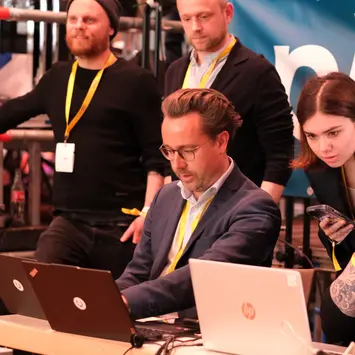 Das Team hinter Laptops beim Bundesparteitag. 