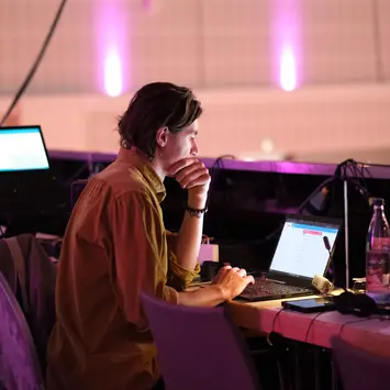 Alex Graf bei der digitalen Regie auf der Empore beim Bundesparteitag. 